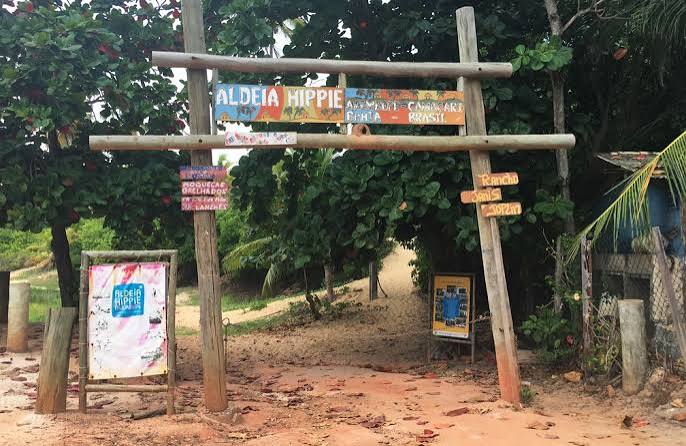 Portão de madeira da Aldeia Hippie, em Arembepe